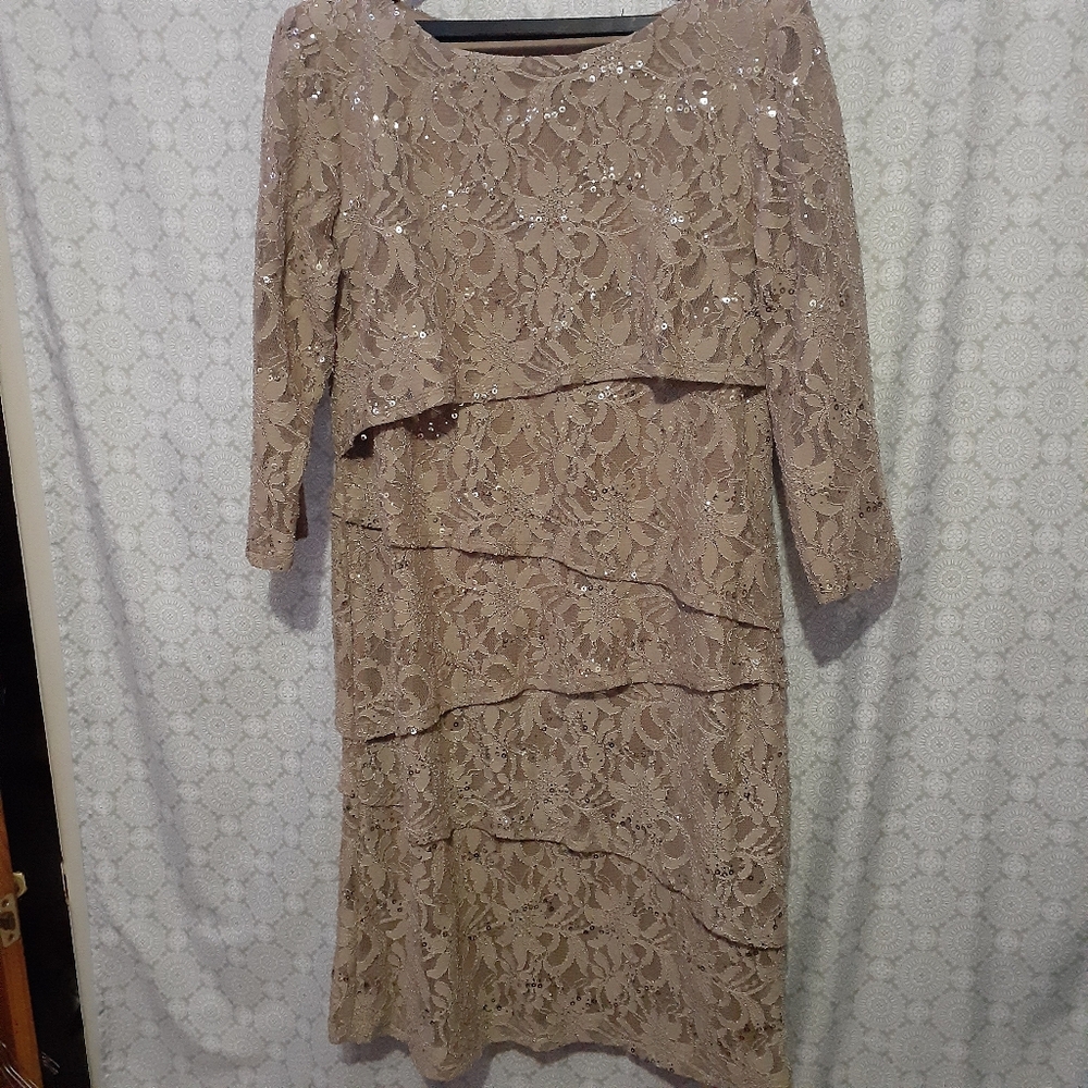 Ronni Nicole Gold Sequin Lace Tiered 3/4 Sleeve Knee Length Dress